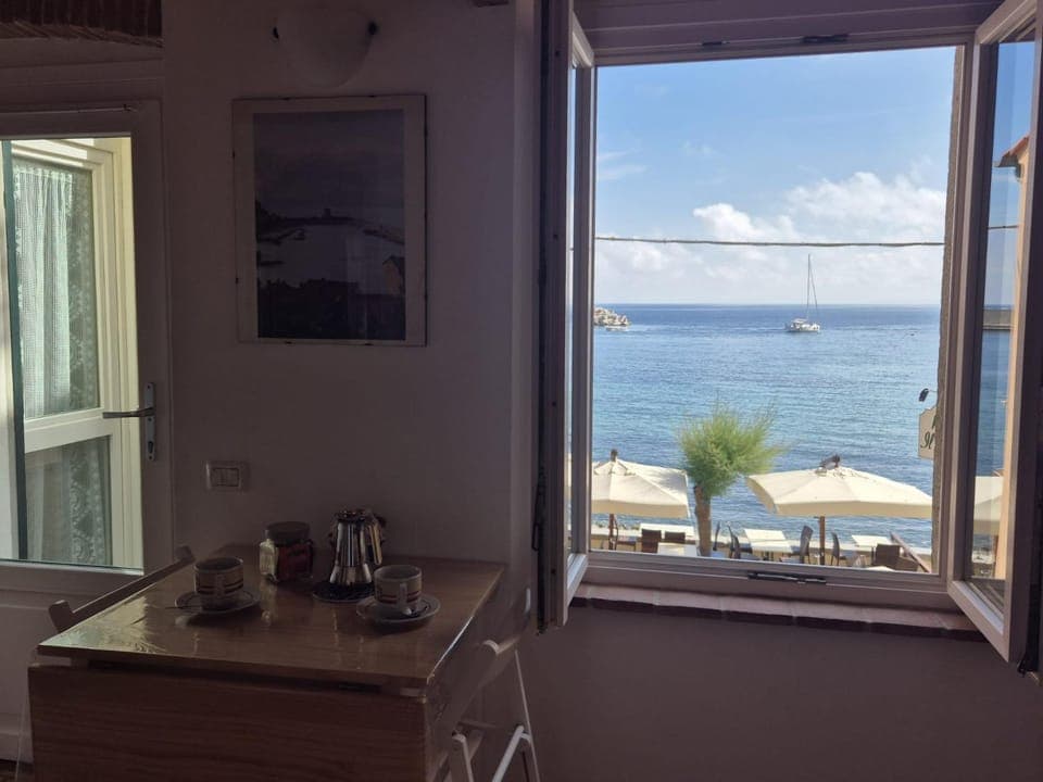 Natural landscape, Coffee/tea facilities, View (from property/room), Kitchen or kitchenette, Dining area, Sea view