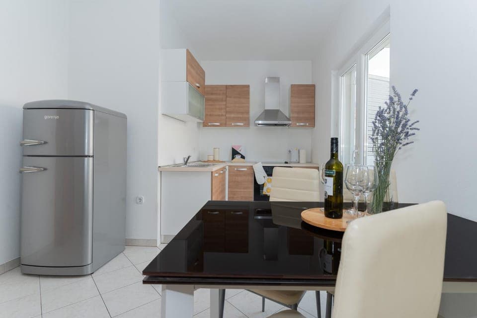 Kitchen or kitchenette, Dining area, stove