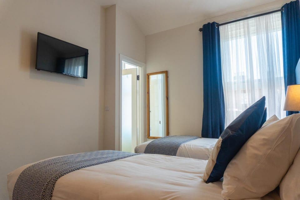 Bed, TV and multimedia, Photo of the whole room, Bedroom, Street view, internet, wardrobe