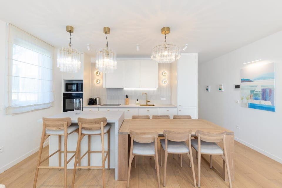 Kitchen or kitchenette, Dining area