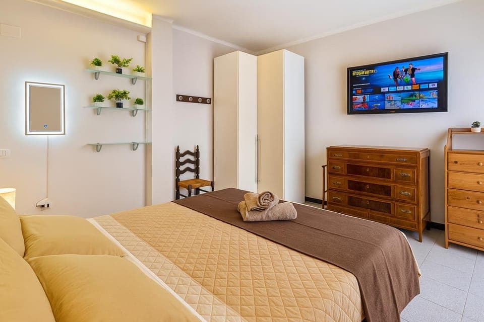 Bed, TV and multimedia, Bedroom, wardrobe