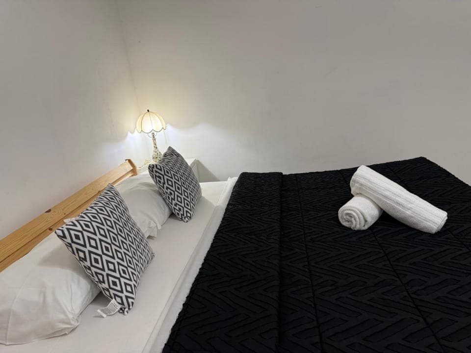 Bed, Bedroom, towels