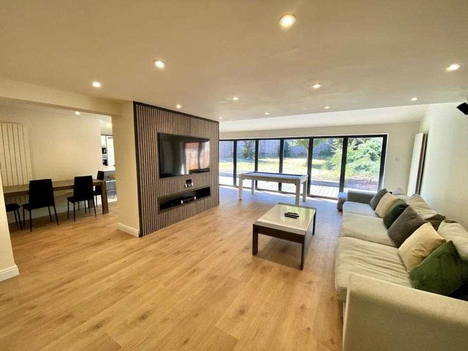 Communal lounge/ TV room, TV and multimedia, Living room, Seating area, Evening entertainment