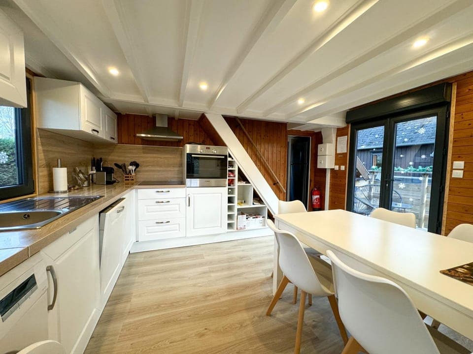 Coffee/tea facilities, Kitchen or kitchenette, microwave, oven, stove, kitchen