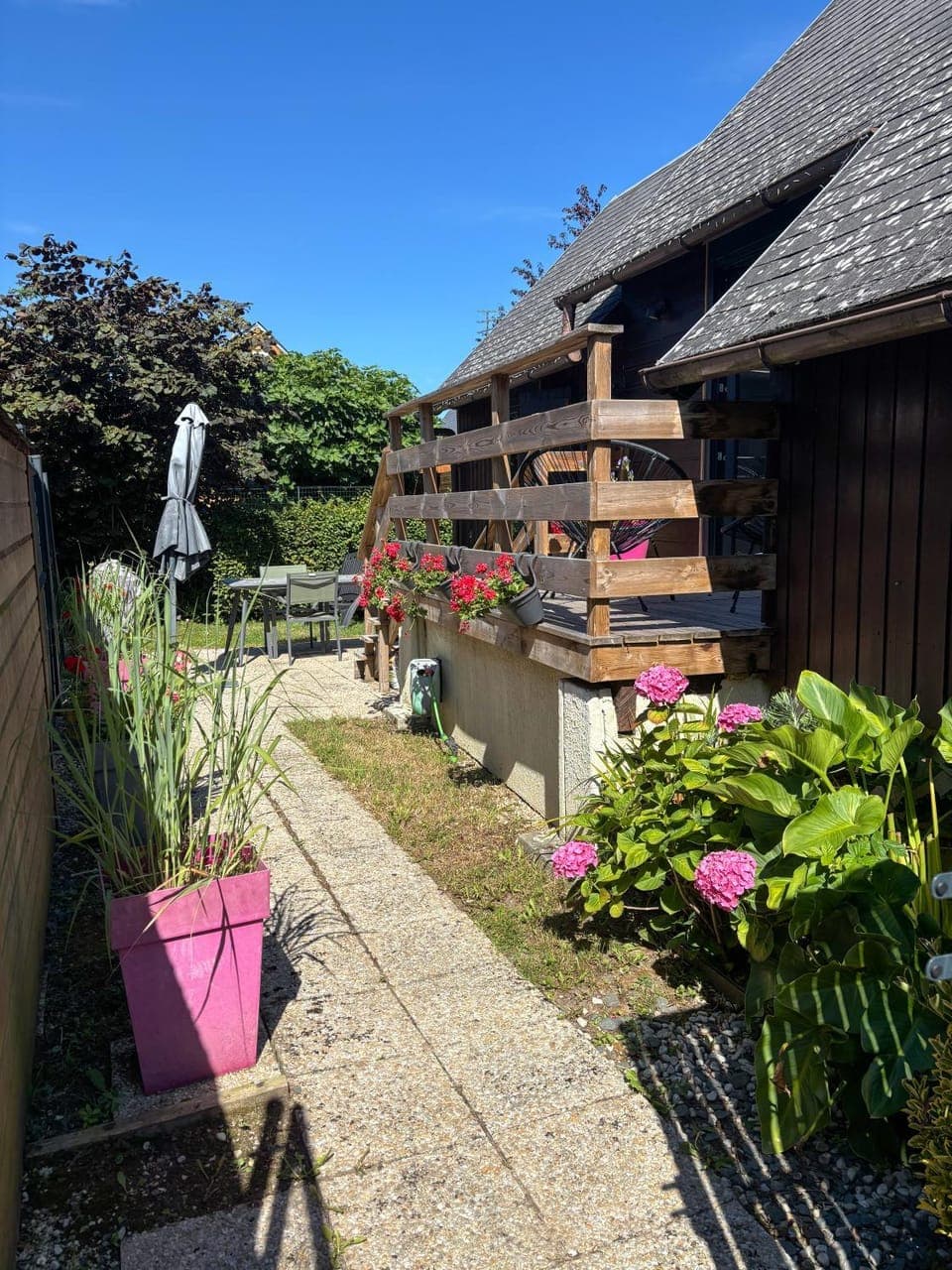 Property building, Day, Garden, Garden view