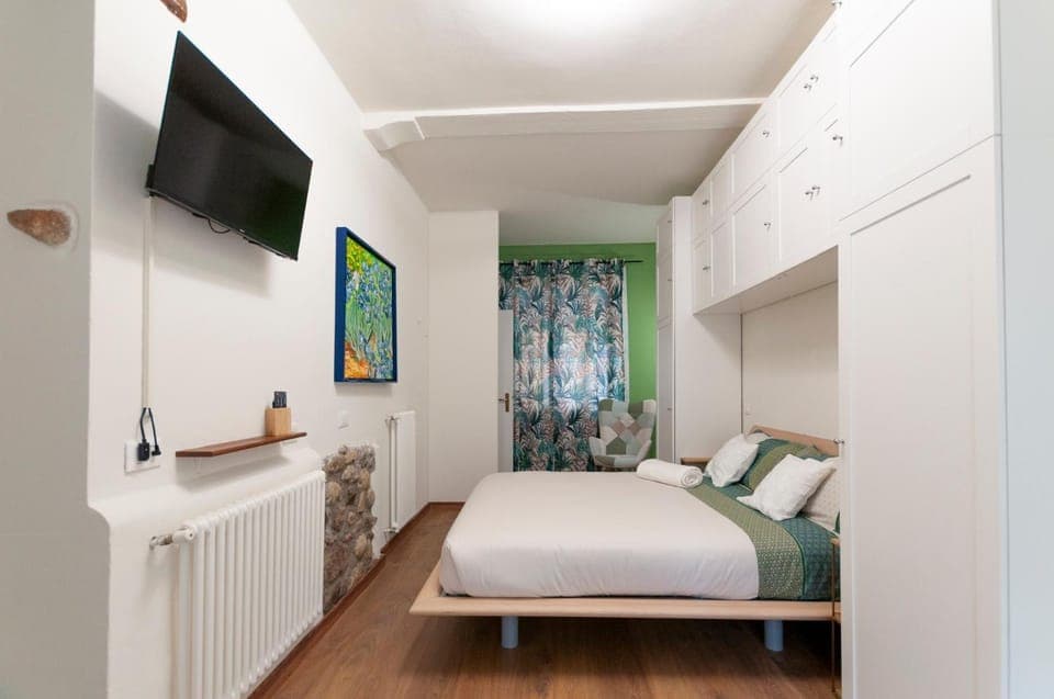 Bed, TV and multimedia, Bedroom