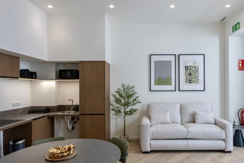 Kitchen or kitchenette, Living room, Photo of the whole room, Dining area, stove