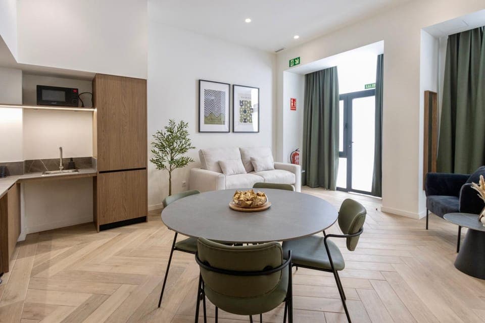 Kitchen or kitchenette, Living room, Seating area, Dining area