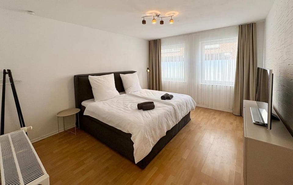 Bed, TV and multimedia, Photo of the whole room, Bedroom