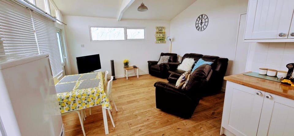 Living room, Seating area, Evening entertainment