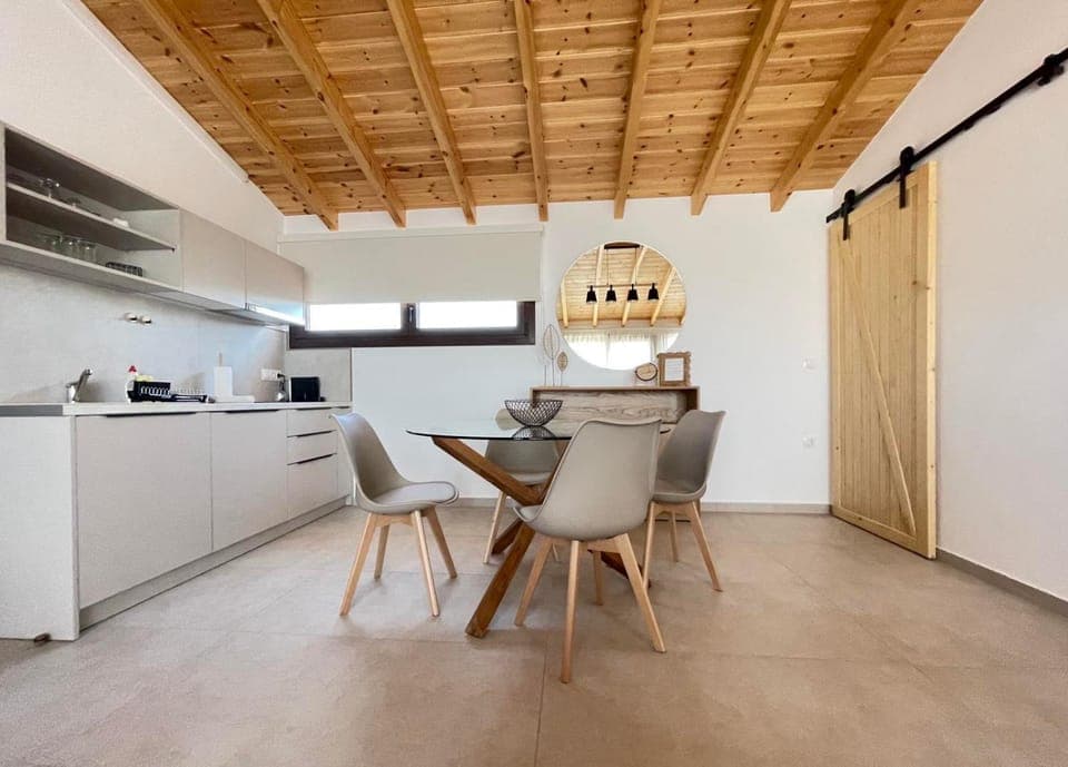 Kitchen or kitchenette, Dining area, stove