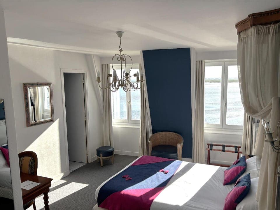 Photo of the whole room, Sea view