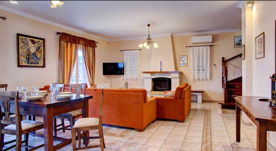 TV and multimedia, Living room, Seating area, Dining area, air conditioner