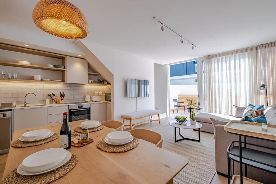 TV and multimedia, Kitchen or kitchenette, Living room, Seating area, Dining area