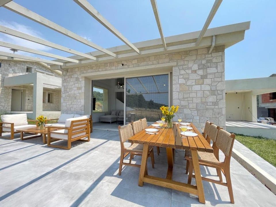 Property building, Patio, Day, View (from property/room), Balcony/Terrace, Living room, Seating area, Dining area