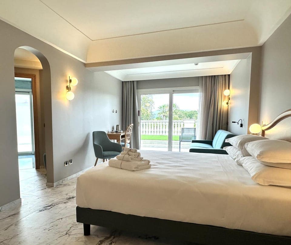 Balcony/Terrace, Photo of the whole room, Seating area, Bedroom, towels