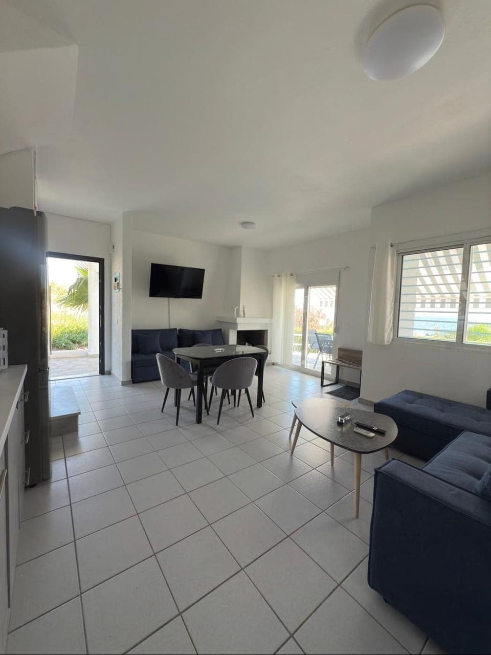 Communal lounge/ TV room, TV and multimedia, Living room, Seating area, Dining area, Evening entertainment