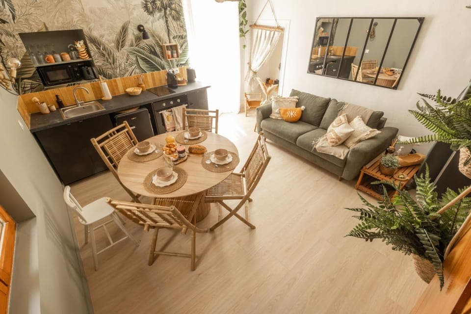 Seating area, Dining area