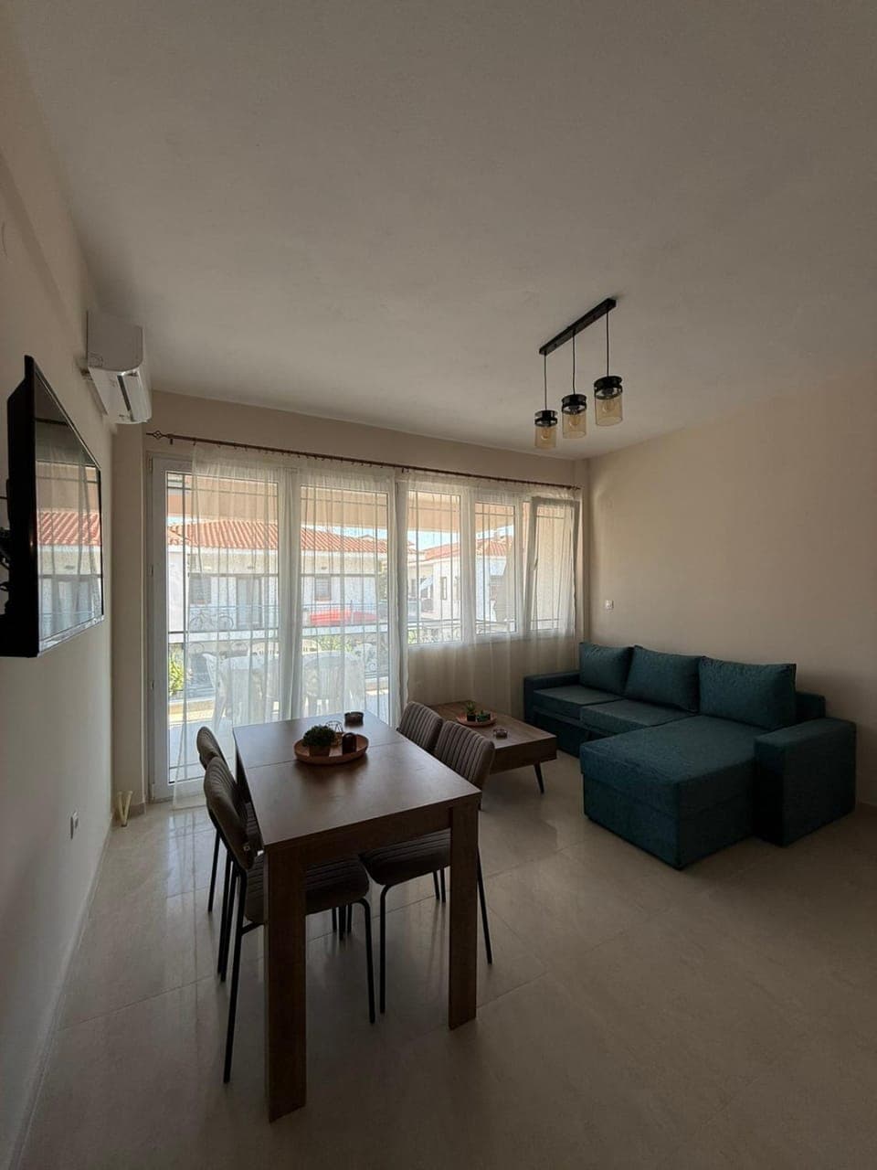 TV and multimedia, Living room, Seating area, Dining area