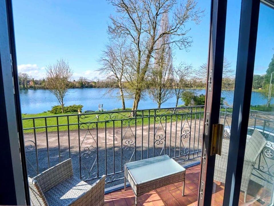 Property building, Balcony/Terrace, Lake view