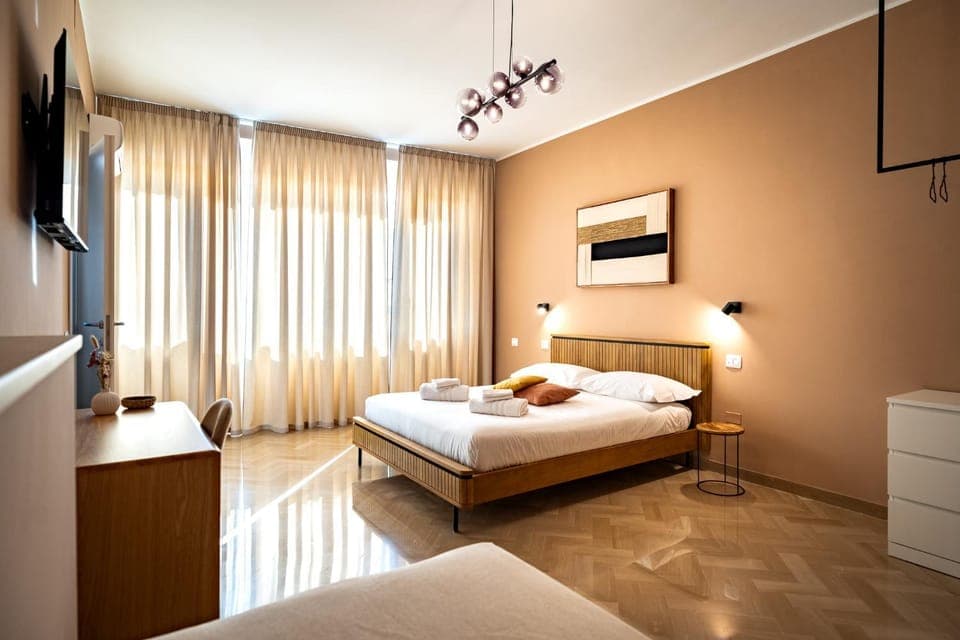 Bed, TV and multimedia, Photo of the whole room, Bedroom