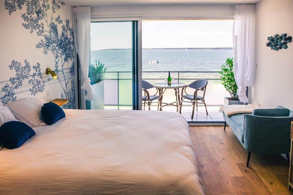 Bed, Natural landscape, View (from property/room), Balcony/Terrace, Photo of the whole room, Dining area, Beach, Bedroom, Sea view