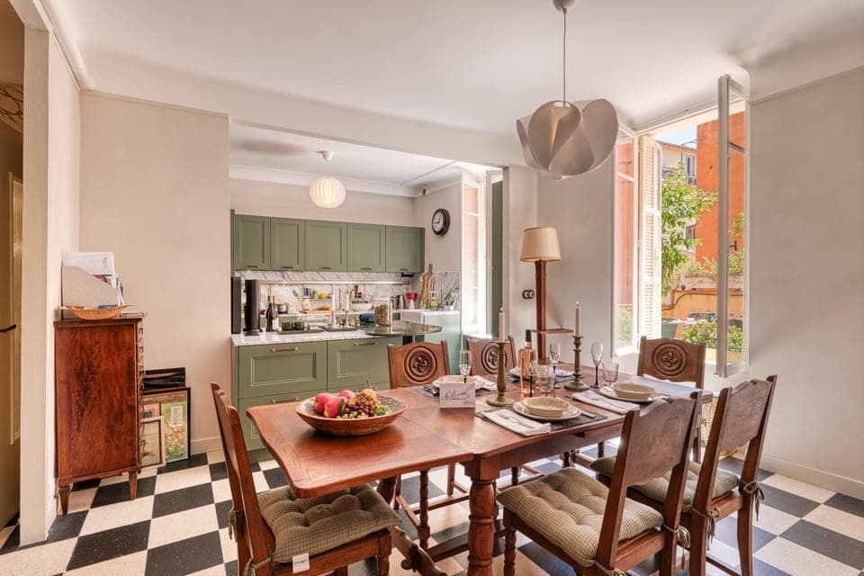 Kitchen or kitchenette, Dining area