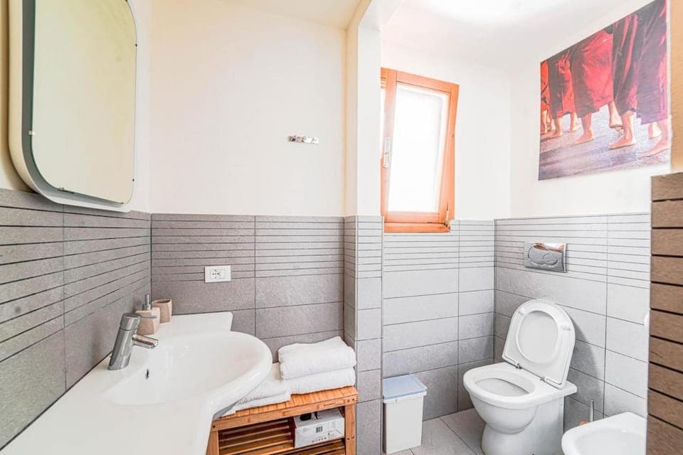 Toilet, Bathroom, bidet, towels