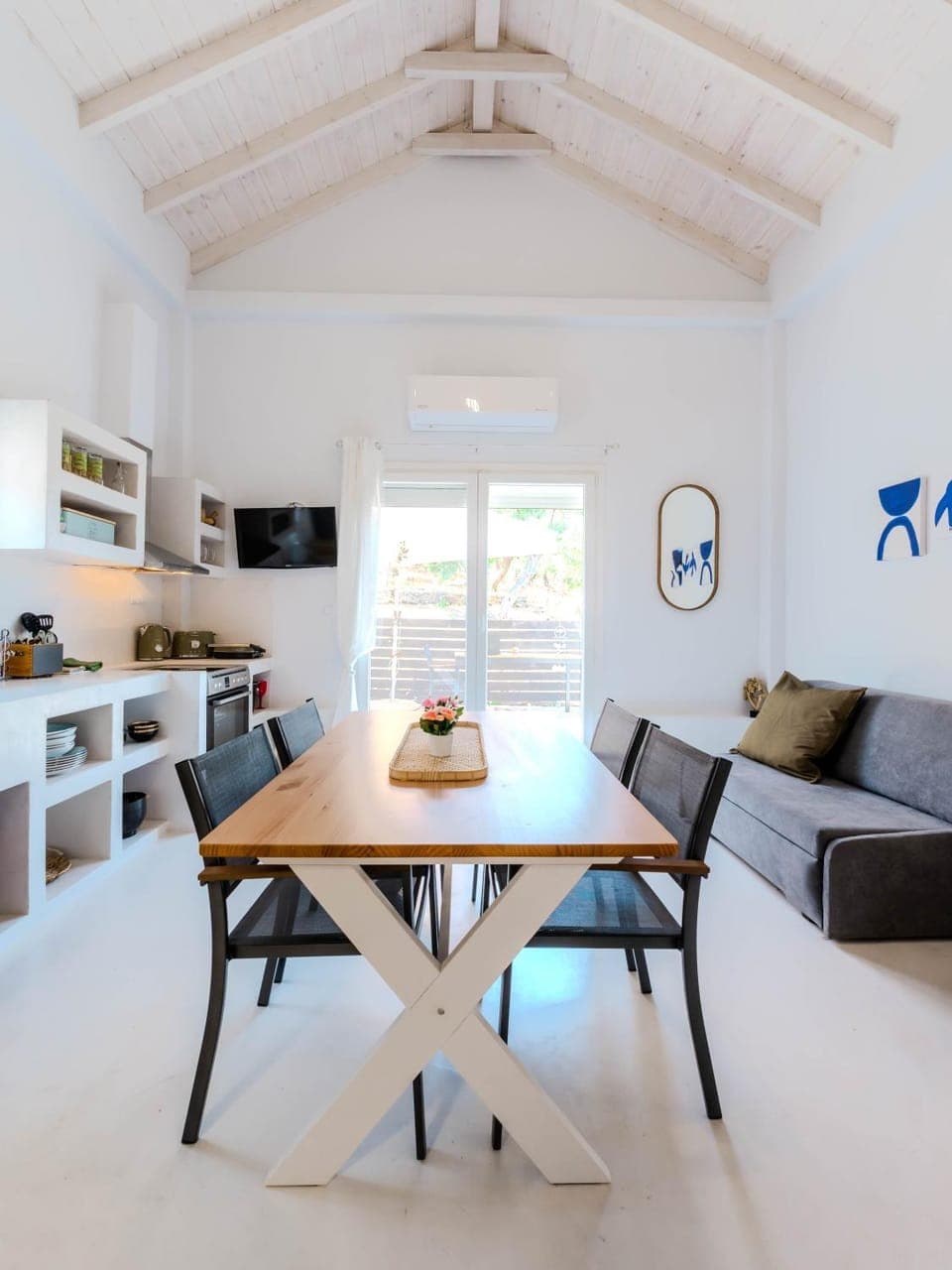 TV and multimedia, Kitchen or kitchenette, Living room, Seating area, Dining area