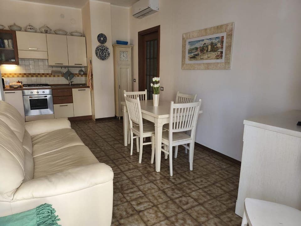 Kitchen or kitchenette, Living room, Seating area, Dining area, oven, stove