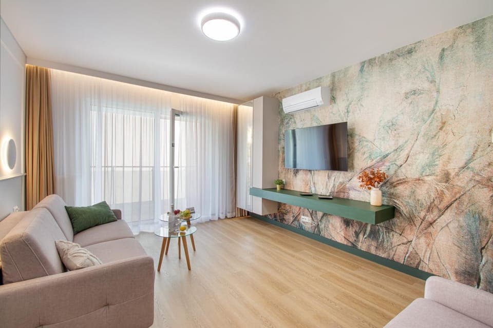 TV and multimedia, Living room, Seating area, Evening entertainment