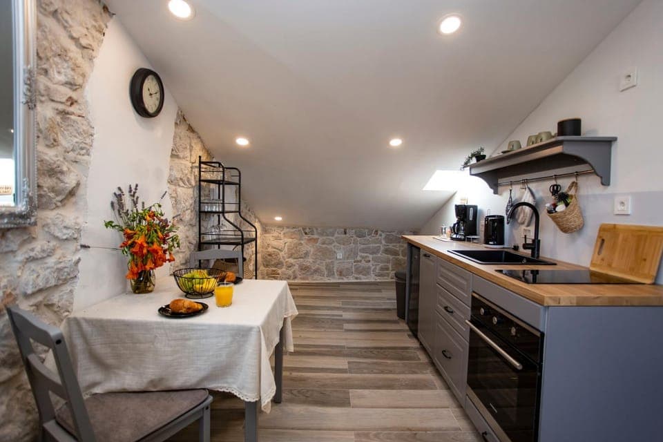 Coffee/tea facilities, Kitchen or kitchenette, Dining area, oven, pet friendly, stove