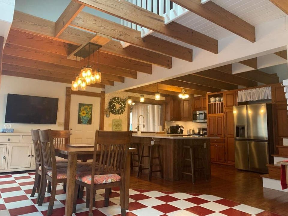 Kitchen or kitchenette, Dining area