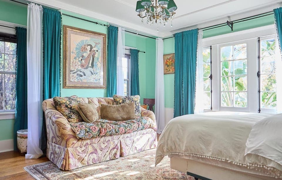 Bed, Living room, Photo of the whole room, Seating area, Bedroom