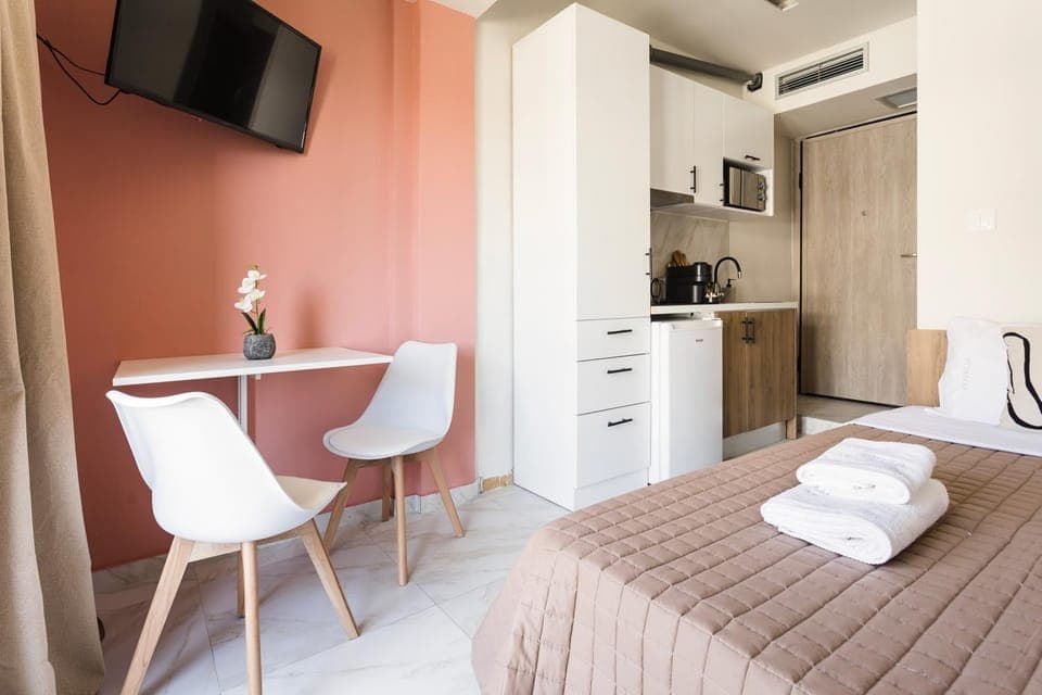 Bed, TV and multimedia, Kitchen or kitchenette, minibar, towels, wardrobe