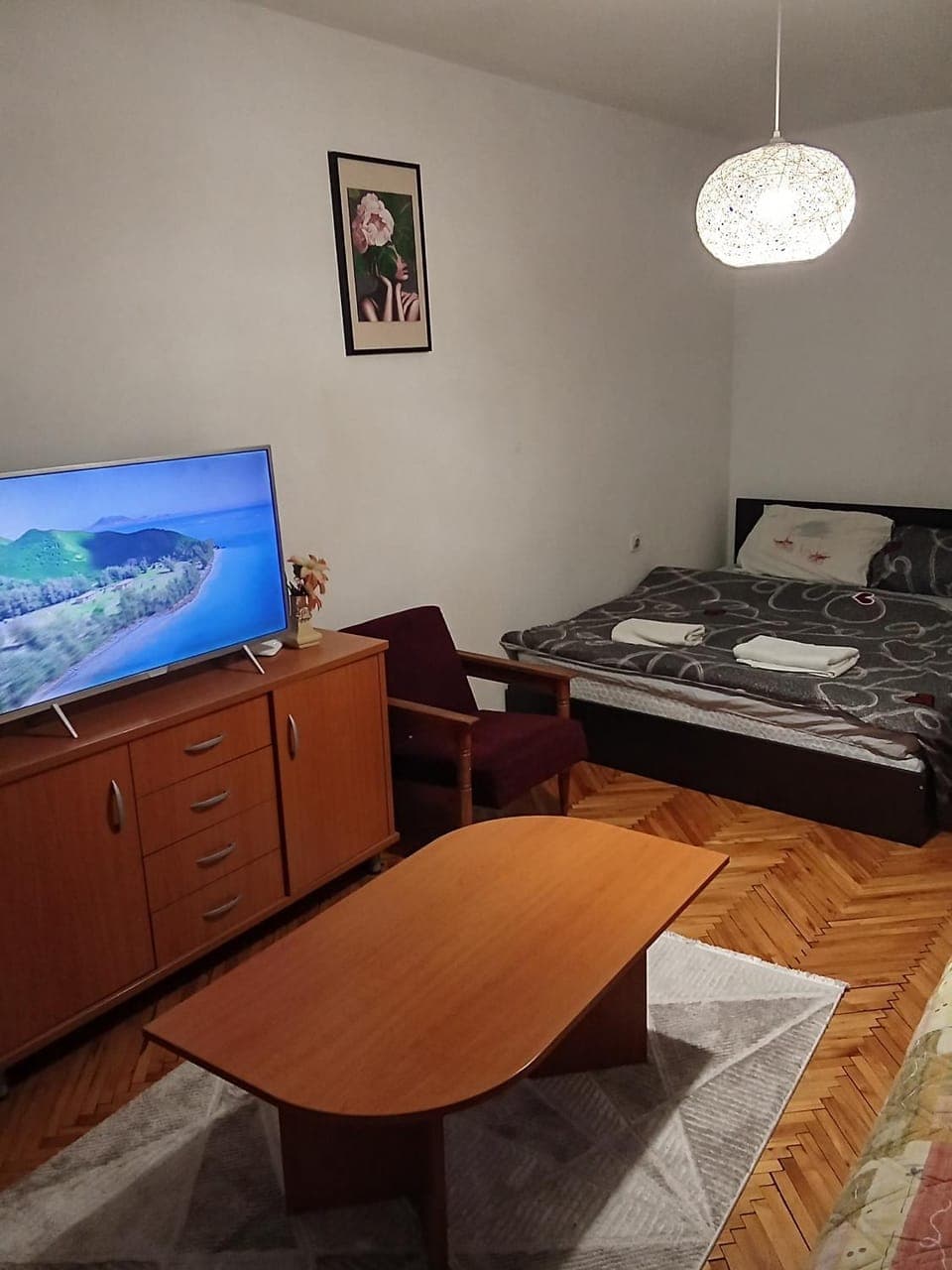 Bed, TV and multimedia, Bedroom