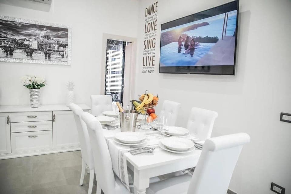 TV and multimedia, Dining area