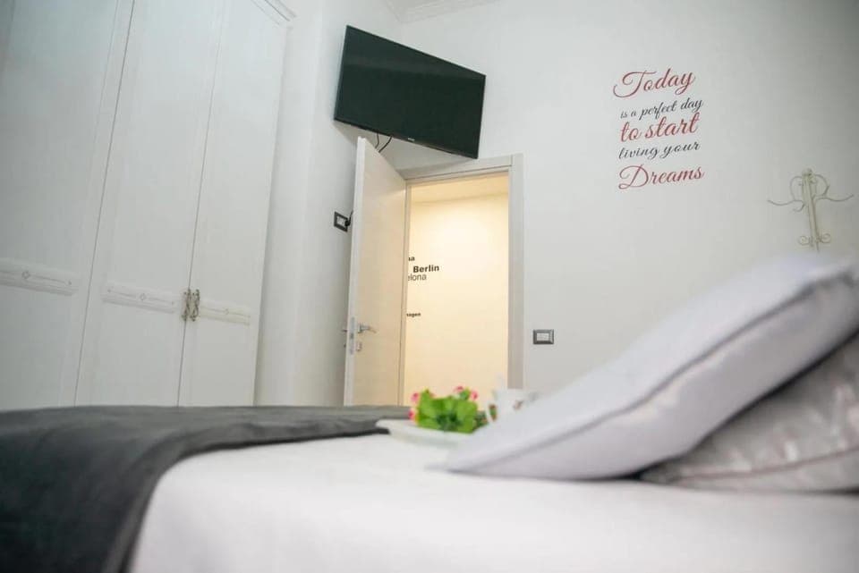 Bed, TV and multimedia, Photo of the whole room, Bedroom