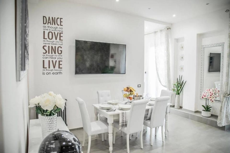 Living room, Decorative detail, Seating area, Dining area