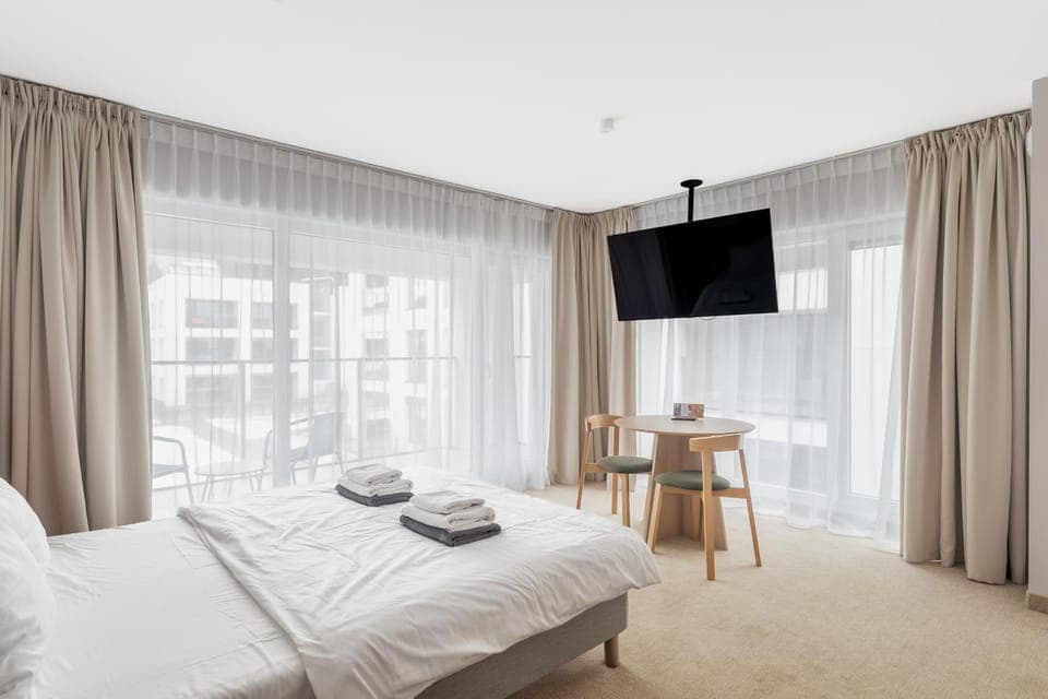 Bed, TV and multimedia, Living room, Photo of the whole room, Dining area