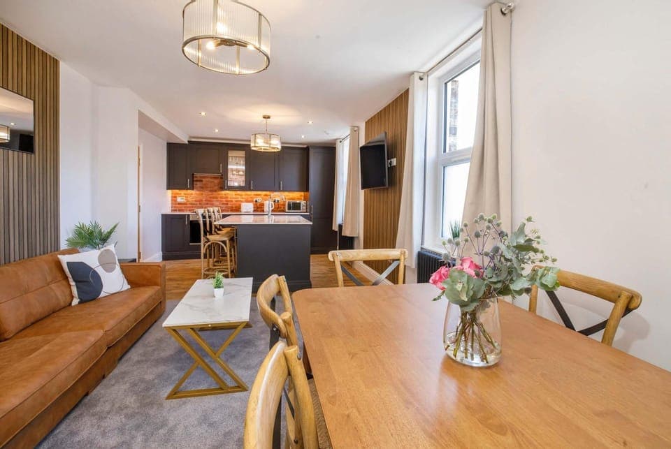 Kitchen or kitchenette, Living room, Seating area, Dining area, oven, pet friendly, stove