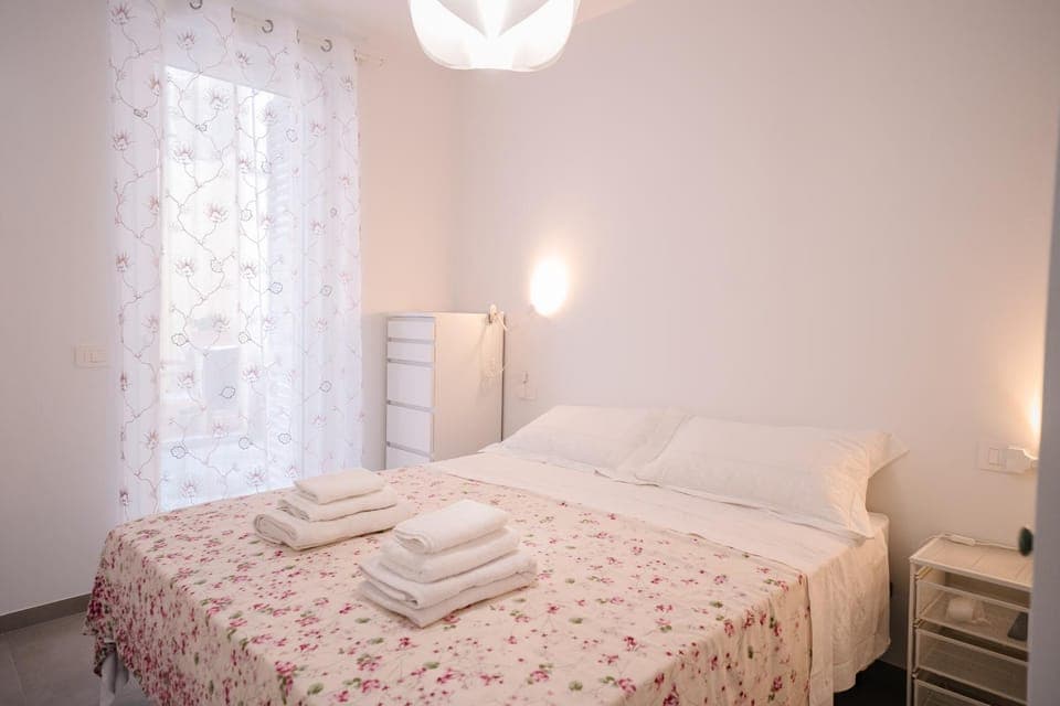 Bed, Photo of the whole room, Bedroom, locker