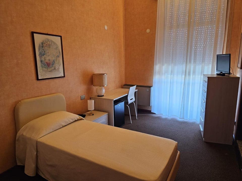 Bed, TV and multimedia, Bedroom