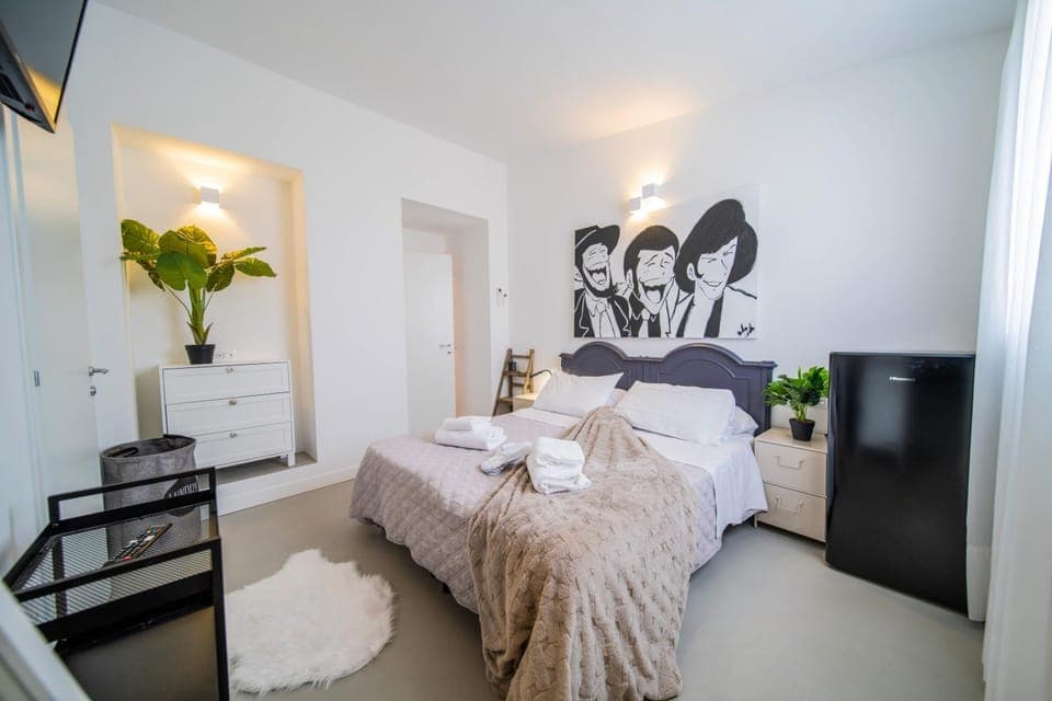 Bed, Photo of the whole room, Bedroom, towels