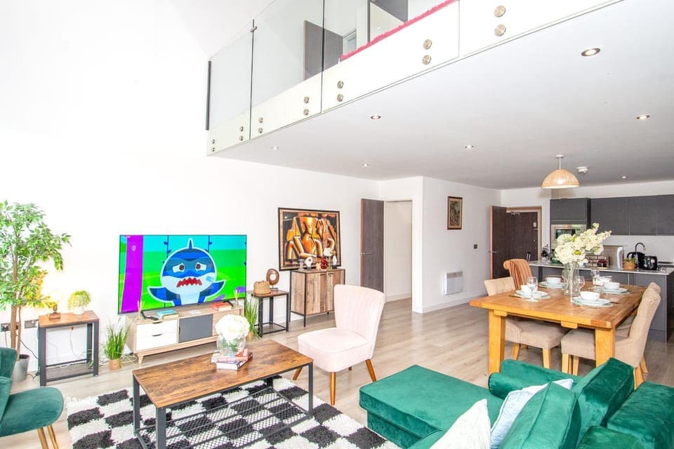 Communal lounge/ TV room, TV and multimedia, Kitchen or kitchenette, Living room, Seating area, Dining area, Evening entertainment