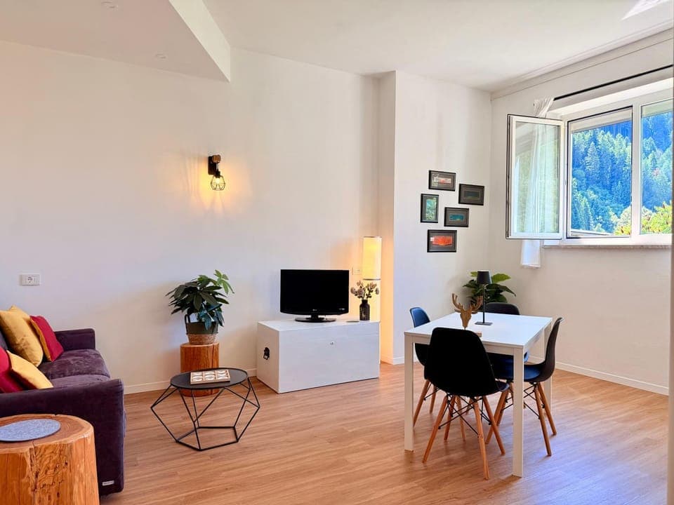 TV and multimedia, Living room, Seating area, Dining area