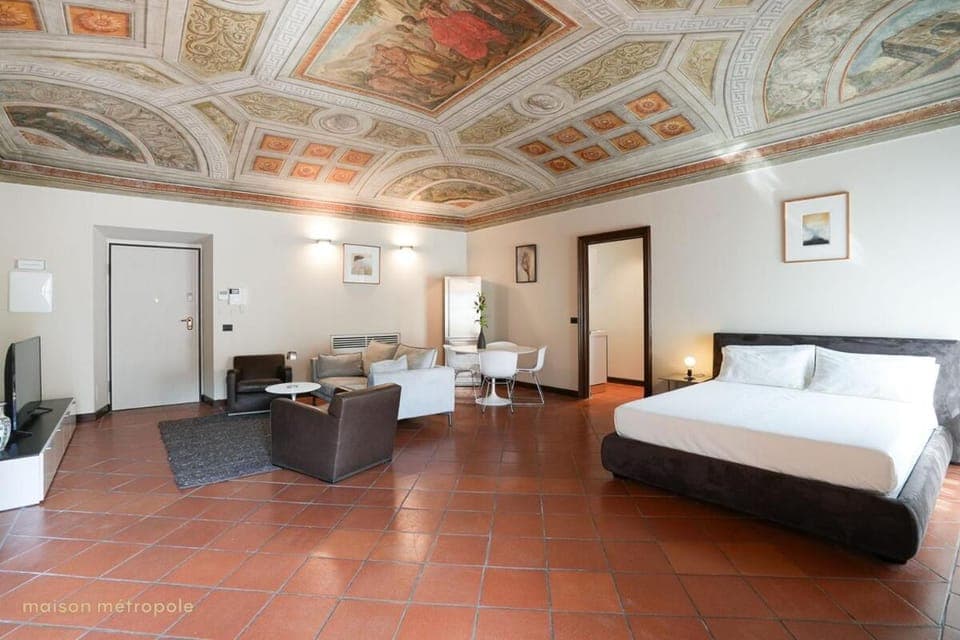 Bed, TV and multimedia, Living room, Photo of the whole room, Seating area, Bedroom