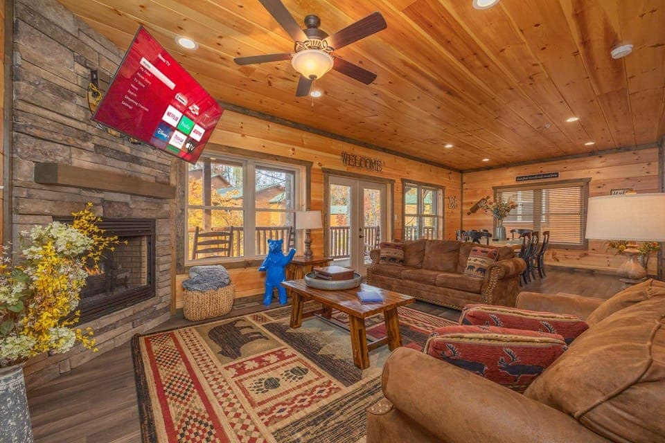 5 Br Sleeps 16 Hot Tub Game Room Movie Room House in Gatlinburg