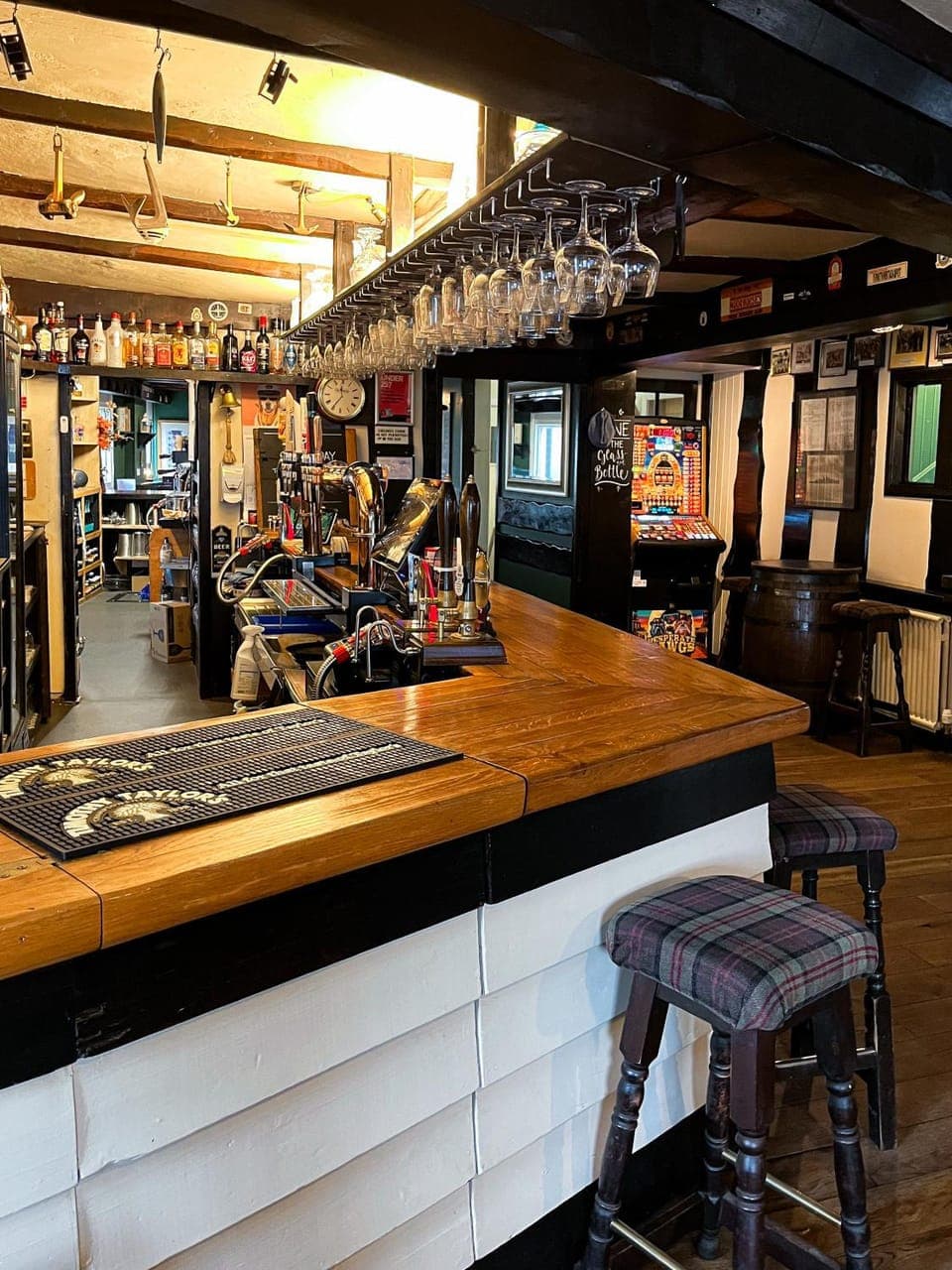 Restaurant/places to eat, Lounge or bar, Food and drinks, Seating area, Dining area, Drinks, Alcoholic drinks