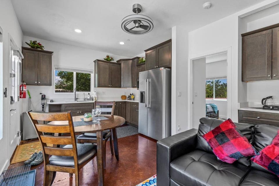 Kitchen or kitchenette, Living room, Seating area, Dining area, dishwasher